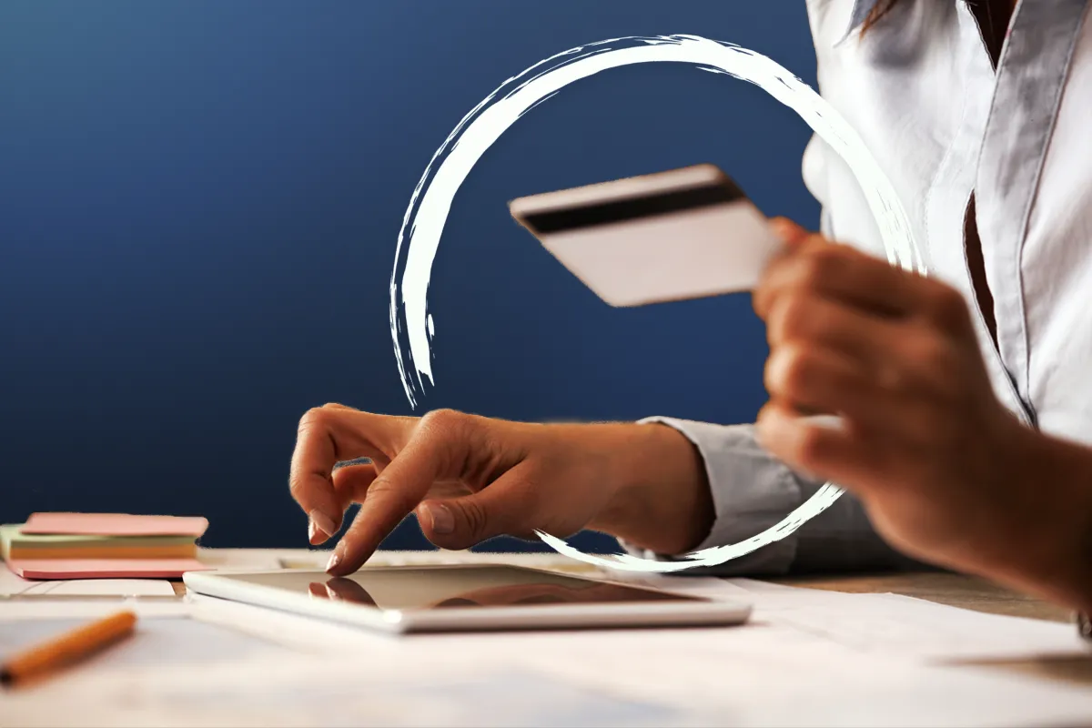 A person holds a creditcard.